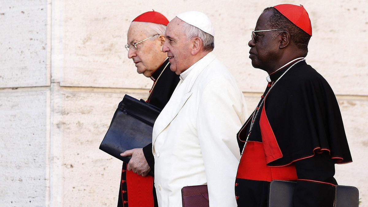 Francisco, en el centro, junto con el decano del colegio cardenalicio, Angelo Sodano (izquierda) y el cardenal Laurent Monsengwo Pasinya.