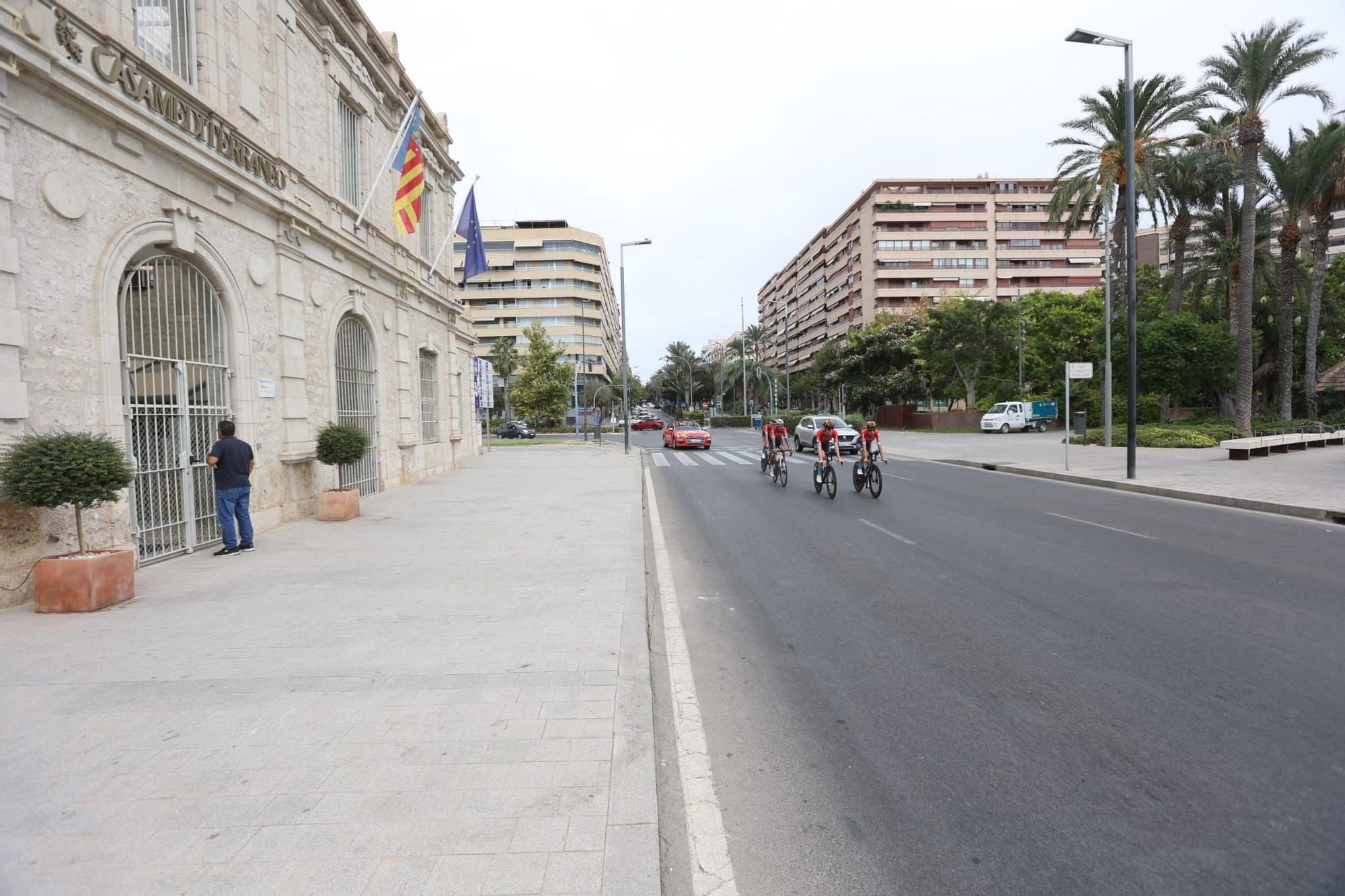 Los corredores y equipos de la Vuelta ya se dejan ver por las calles de Alicante