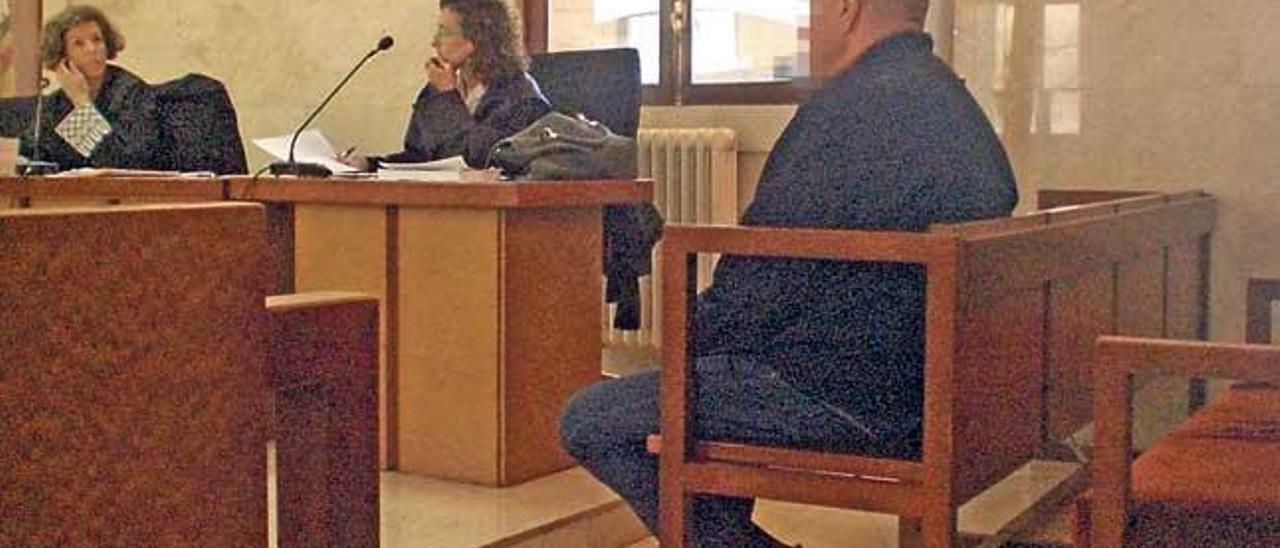 El sexagenario condenado, durante el juicio celebrado en la Audiencia Provincial de Palma.