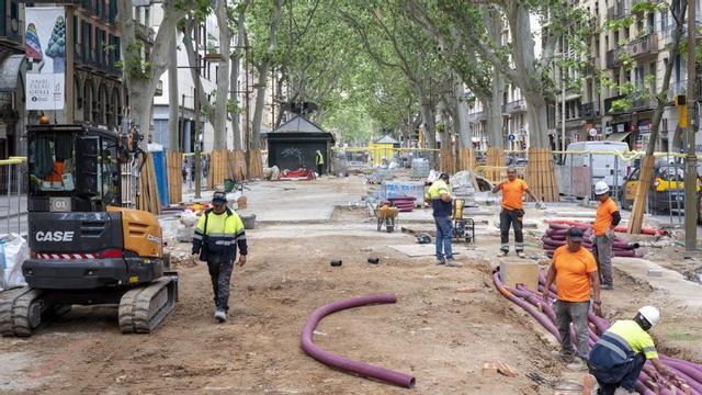Obres a la part central de la Rambla. | JORDI COTRINA