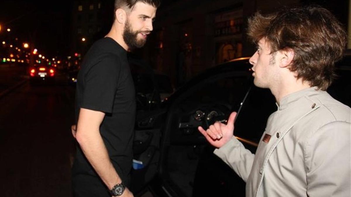 Piqué, a la salida de su reunión con Zuckerberg, atendió a la gente que esperaba en la puerta