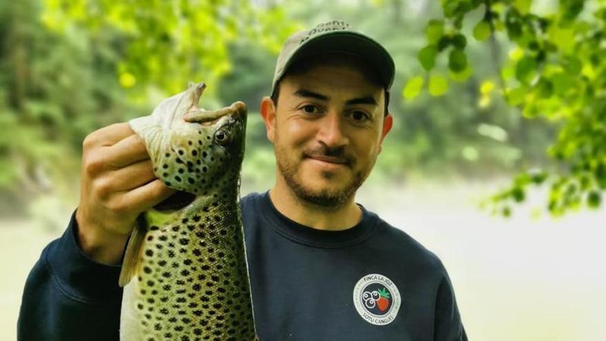 El capitán del Urraca CF, Andrés Suero pescó un truchón de 2,5 kilogramos, en el río Sella