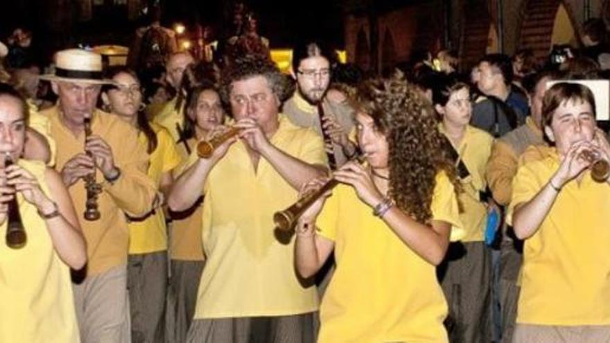 La colla gegantera  Fal·lera Gironina celebra 20 anys de desfilades, balls i festa