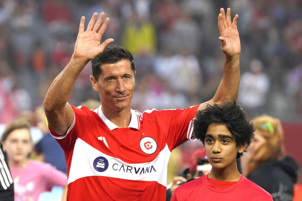 AMDEP9945. CHICAGO (ESTADOS UNIDOS), 01/08/2026.- Robert Lewandowski de Chicago saluda este sábado, en un partido de la MLS entre Chicago Fire y Charlotte FC, en el Soldier Field en Chicago (Estados Unidos). EFE/ Kenneth Fernández