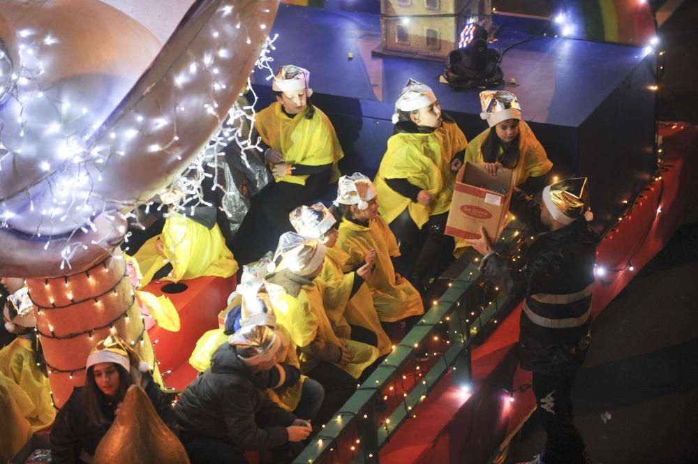 Los Reyes Magos recorren la ciudad desde O Castrillón hasta la plaza de María Pita.