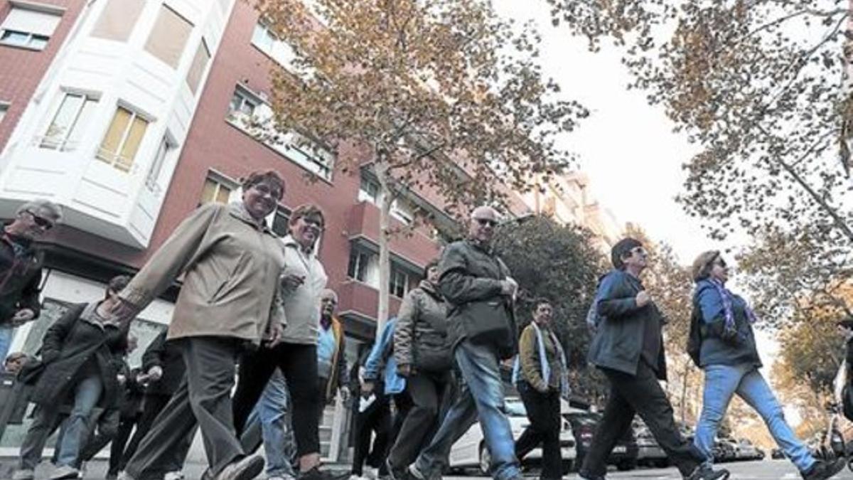 A buen ritmo 8Un grupo de jubilados, en una de las marchas semanales por Sant Martí.