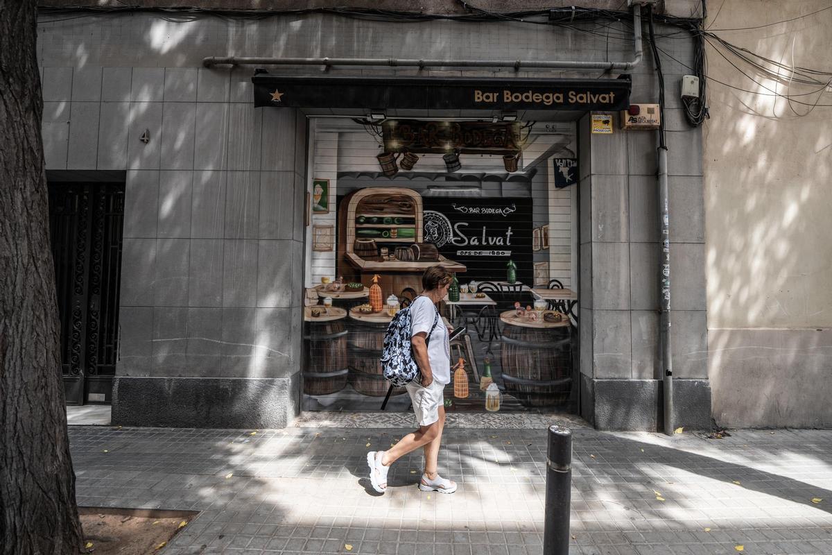 La mítica bodega Salvat de Sants cuelga el cartel de se traspasa