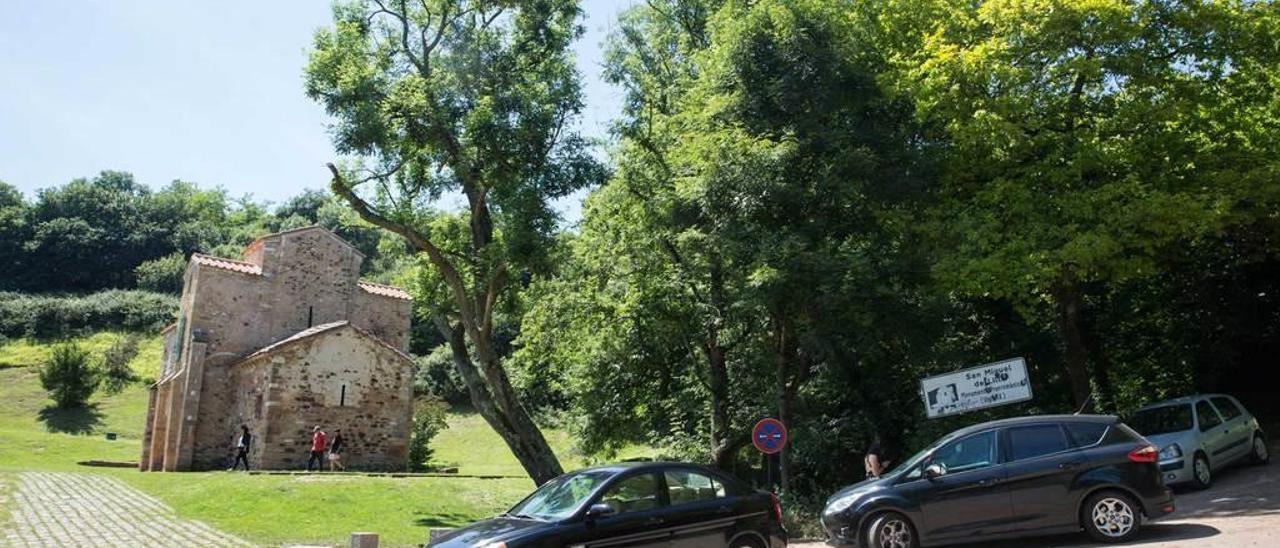 Coches aparcados junto a San Miguel de Lillo.