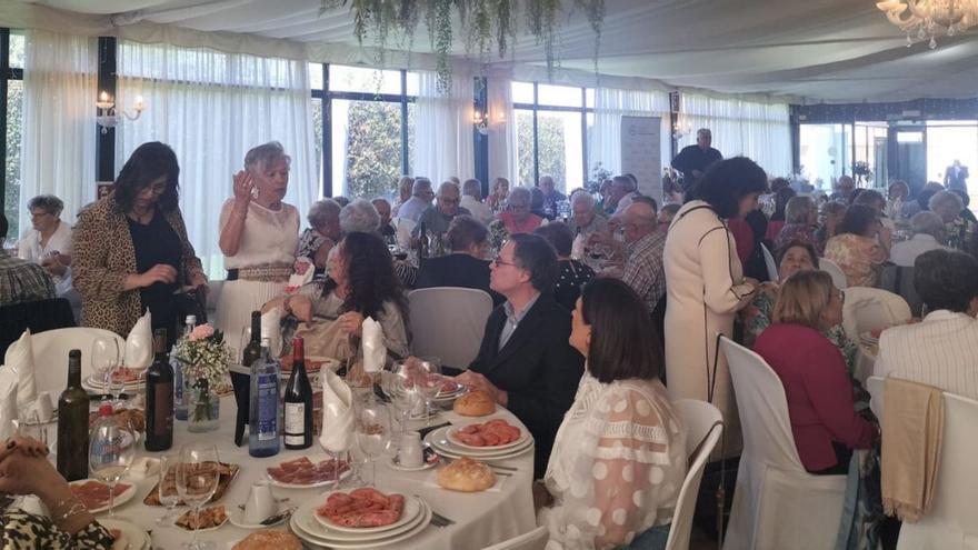 Solidaria y multitudinaria. Así fue la ya tradicional comida benéfica en favor de la junta local de Bueu de la Asociación Española contra el Cáncer, una cita anual que se desarrolló en la carpa del Restaurante Loureiro y que reunió a un numerosísimo grupo de personas. Los fondos recaudados se destinarán a programas de investigación contra esta enfermedad, así como para prestar apoyo tanto a los afectados por esta enfermedad como a sus familiares.