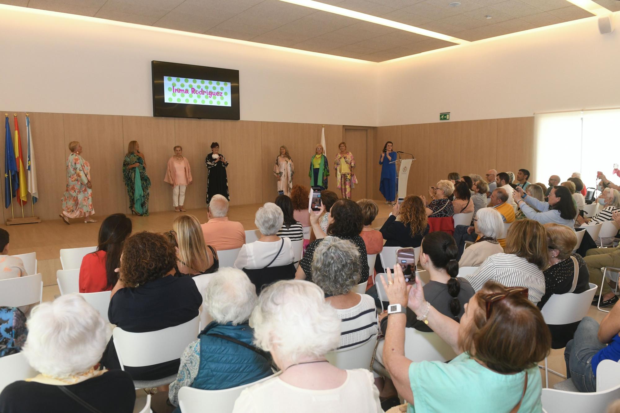 Voluntarios de 20 a 81 años hacen de modelo en el desfile solidario de Padre Rubinos, en A Coruña