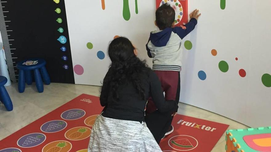 Una madre y su hijo disfrutan de la recién inaugurada zona lúdica infantil en Son Espases.