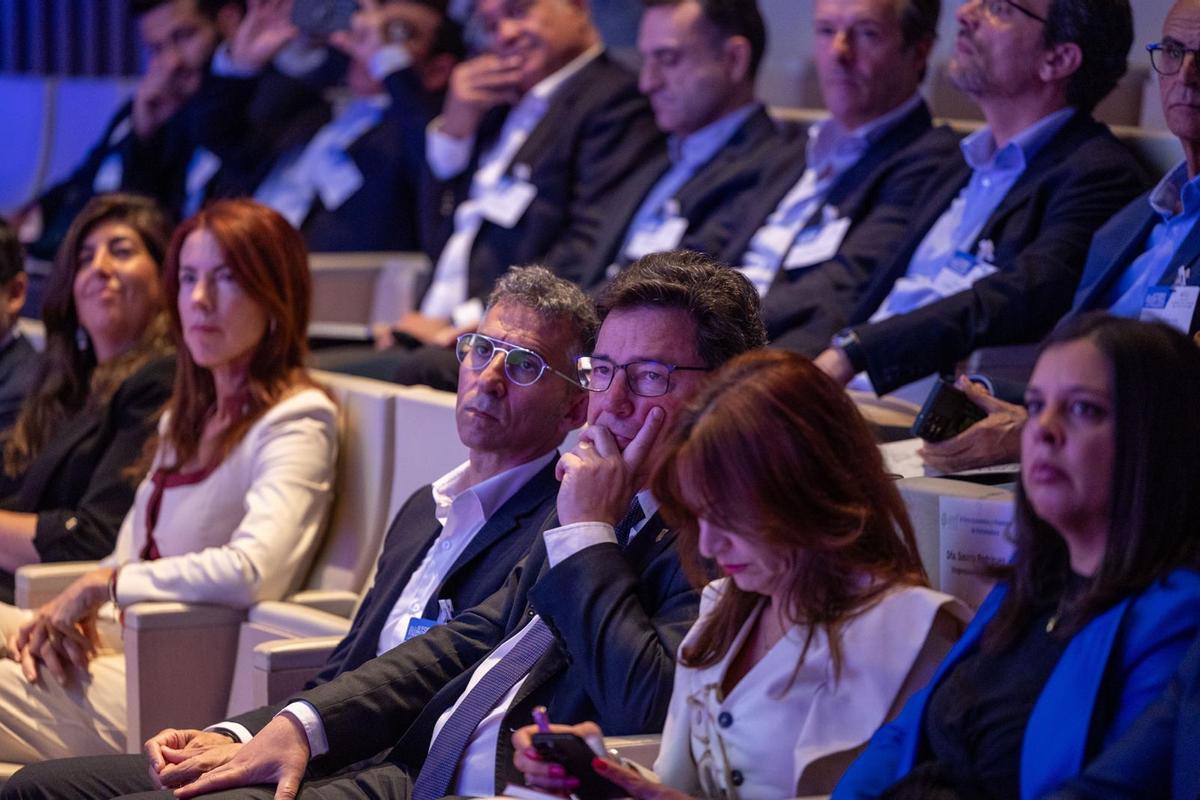 El conserejo de Economía, Guillermo Santamaría, atiende a las ponencias del II Foro Económico y Financiero de Extremadura.
