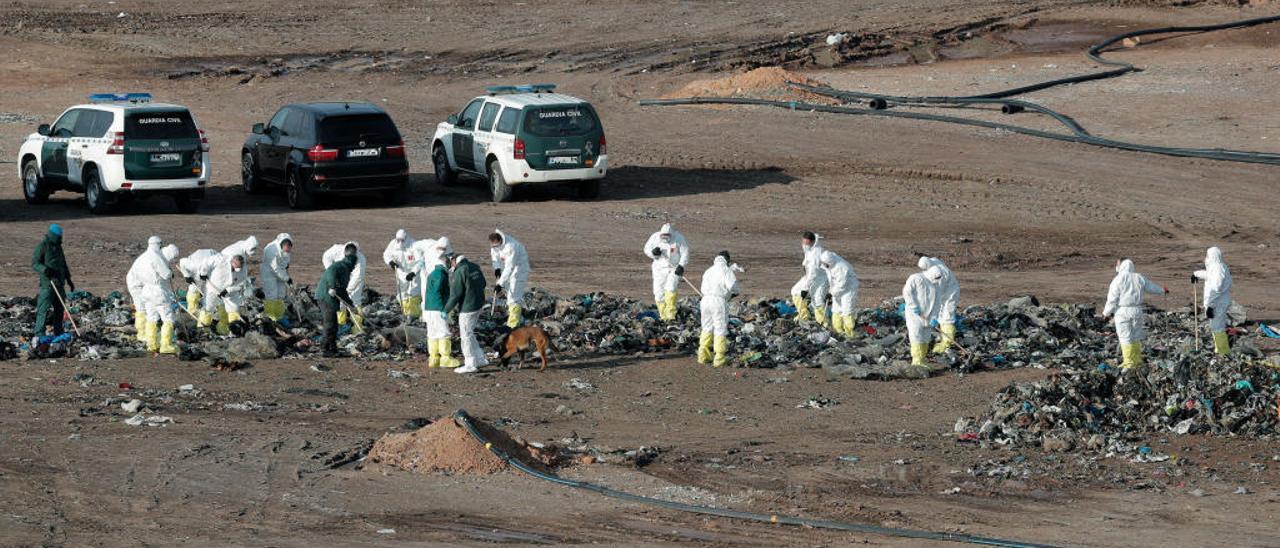 Decenas de guardias civiles revisan al milímetro la basura en el vertedero de Dos Aguas desde el jueves en busca del cuerpo de Marta Calvo.