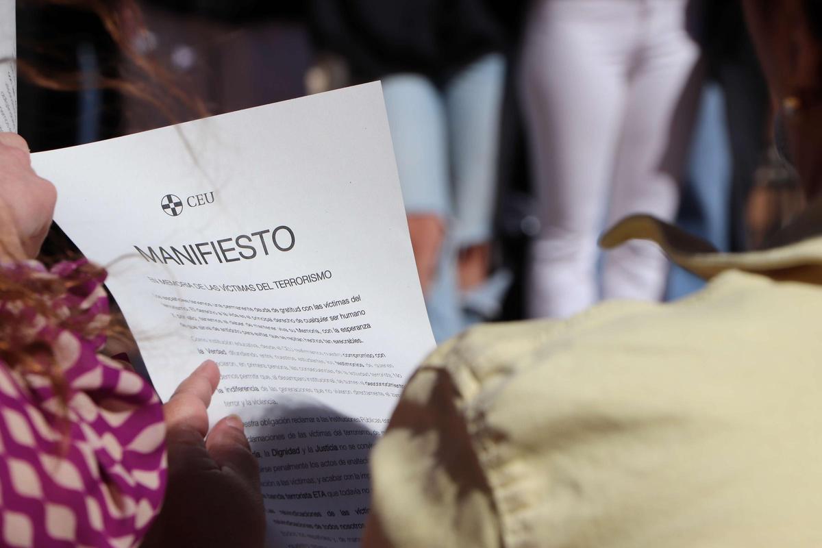 El manifiesto que se ha leído hoy a las puertas del CEU en Elche por las víctimas del 11M