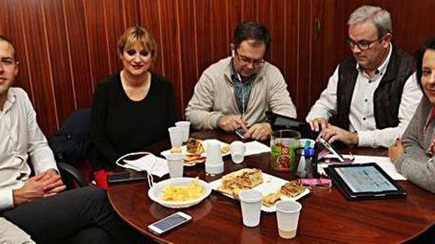 Desde la izquierda, Simón Planells, Marta Díaz, Josep Marí Ribas, Vicent Torres y Sofía Hernanz la noche electoral del 20 de diciembre de 2015.