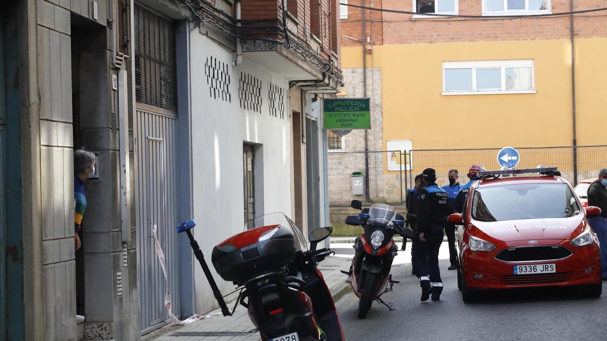 Los agentes disparan contra un hombre armado con un hacha en Gijón