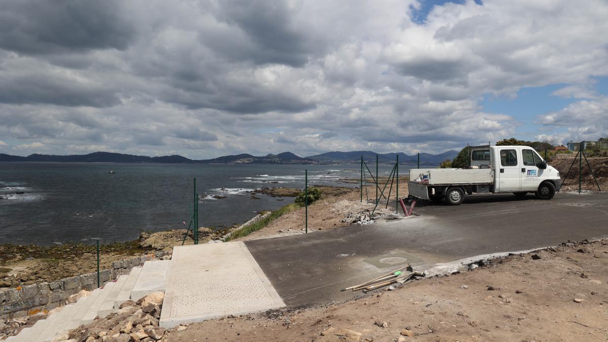 VIGO, CABO ESTAI. PROXIMA URBANIZACION DE LUJO &quot;ILEGAL&quot; Y PASEO ASFALTADO Y ESCALERAS QUE DAN AL MAR