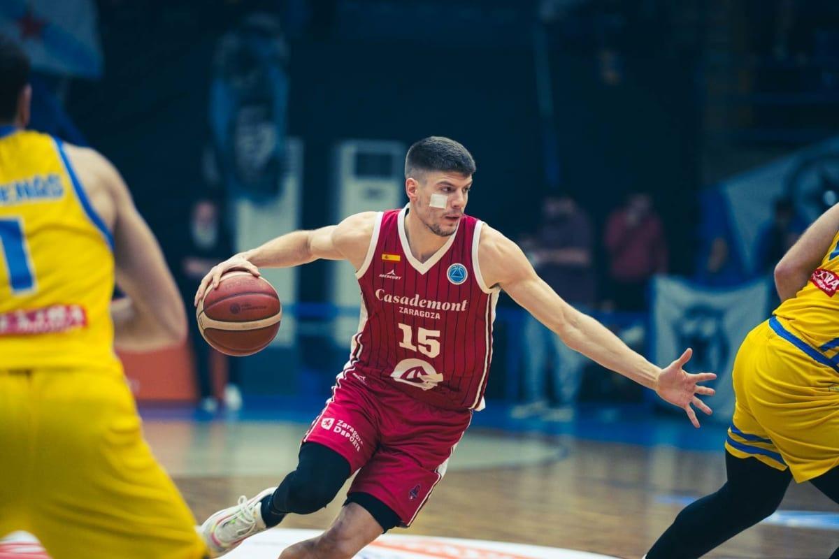 Joaquín Rodríguez sale de un bloqueo en el choque ante el Peristeri.