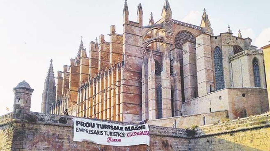 La pancarta fue colgada por Arran ayer por la mañana en la muralla debajo de la catedral de Palma.