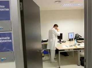 Sanidad elimina el rastreo de los contactos estrechos por la explosión de casos