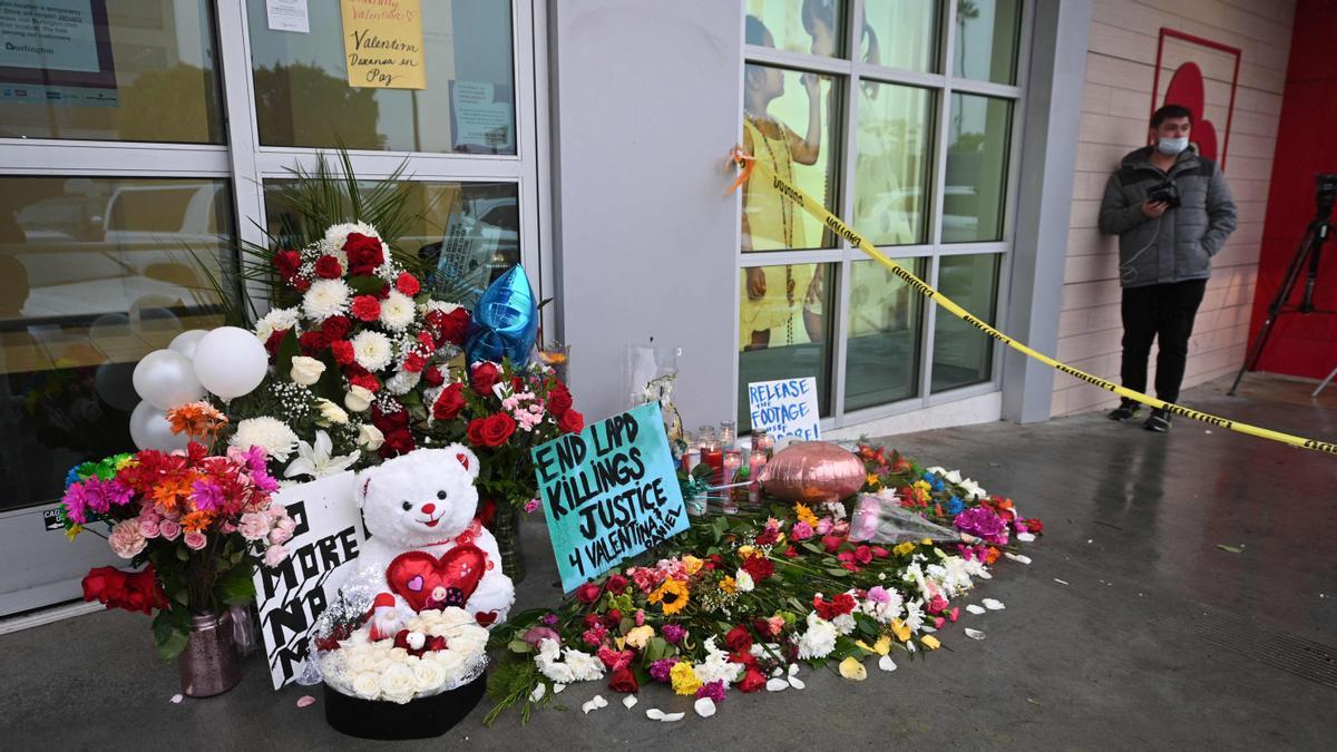 Flowers are left at a makeshift memorial for the teenage girl who was killed by a police stray bullet at a Burlington coat factory in North Hollywood, California, December 27, 2021. - Bodycam footage of the &quot;chaotic&quot; police shooting of a teenager in a crowded California department store was expected to be released Monday, as criticism swelled that officers were all-too-ready to open fire. Fourteen-year-old Valentina Orellana-Peralta was trying on clothes in a changing room when a stray bullet came through the wall and hit her, killing her instantly on December 23. (Photo by Robyn Beck / AFP)