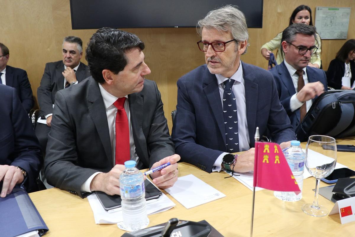 El consejero Luis Alberto Marín charla con el director general de Presupuestos y Fondos Europeos Daniel Jiménez.
