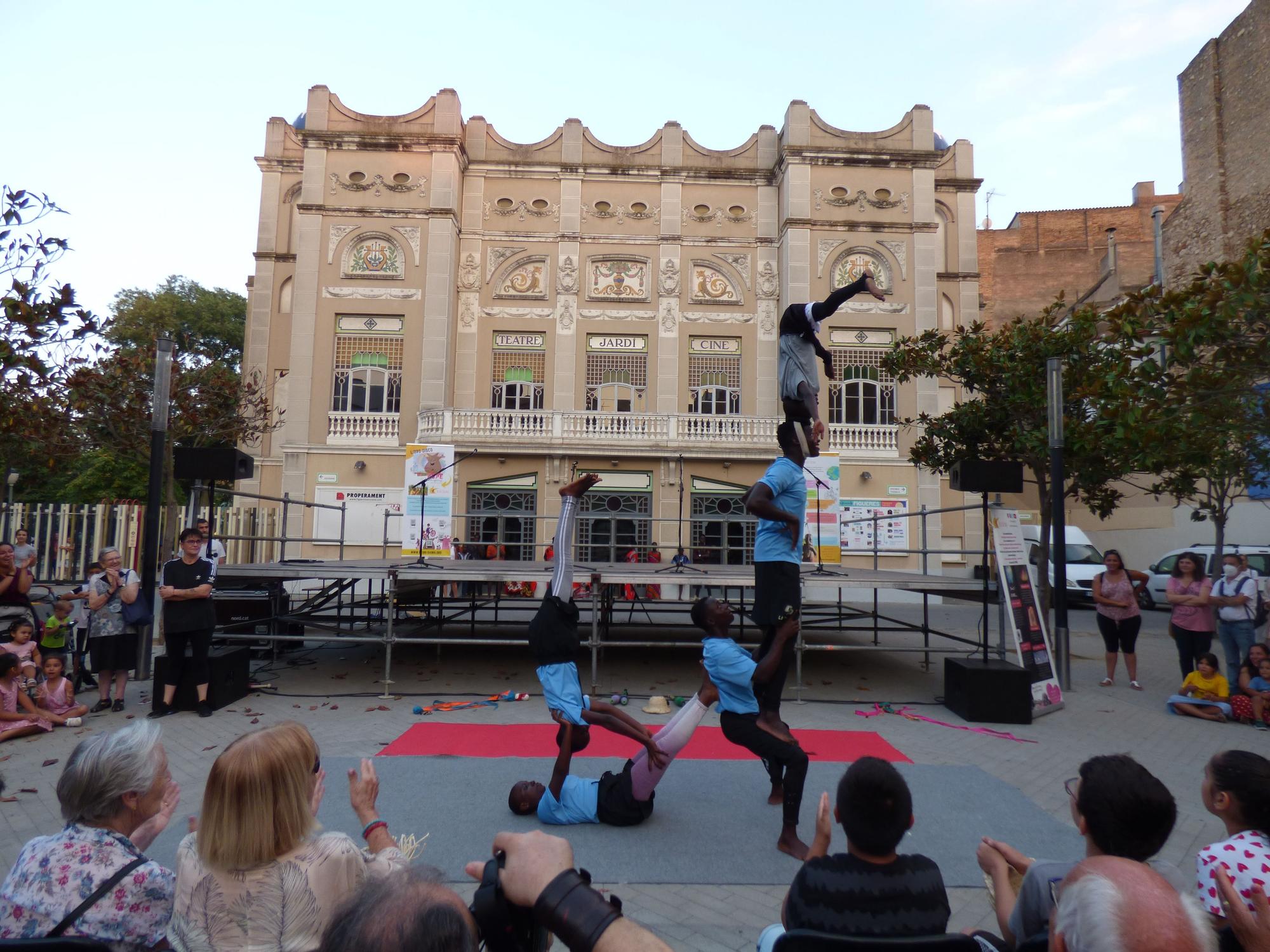 Actuació musical i circense de Nzuri Daima a Figueres