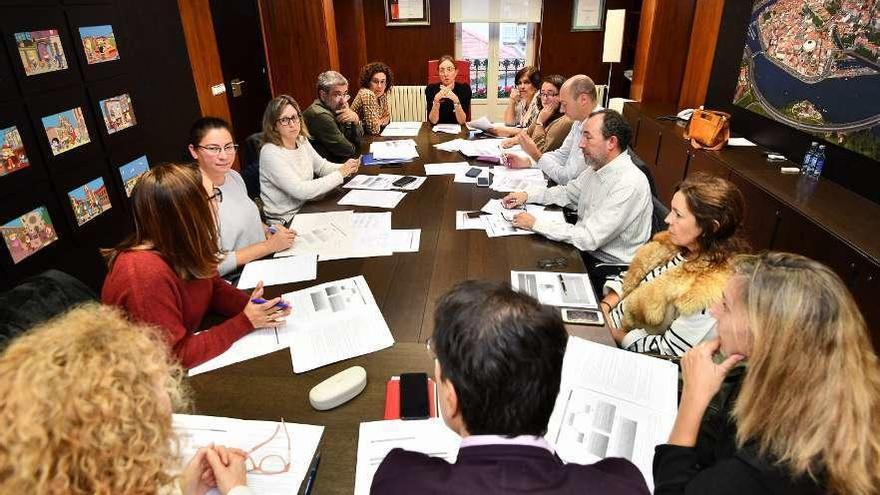 Representantes de diez instituciones, entidades y organismos oficiales, revisaron ayer el borrador. // G.S.