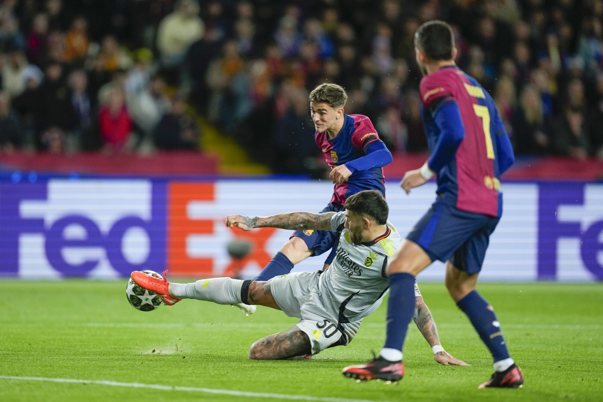 BARCELONA, 11/03/2025.- El centrocampista del FC Barcelona Marc Casadó (i) dispara a puerta defendido por el argentino Nicolás Otamendi, del Benfica, durante el partido de vuelta de octavos de final de la Liga de Campeones entre el Barcelona y el Benfica, este martes en el Estadi Olímpic Lluís Companys en Barcelona. EFE/ Alejandro García