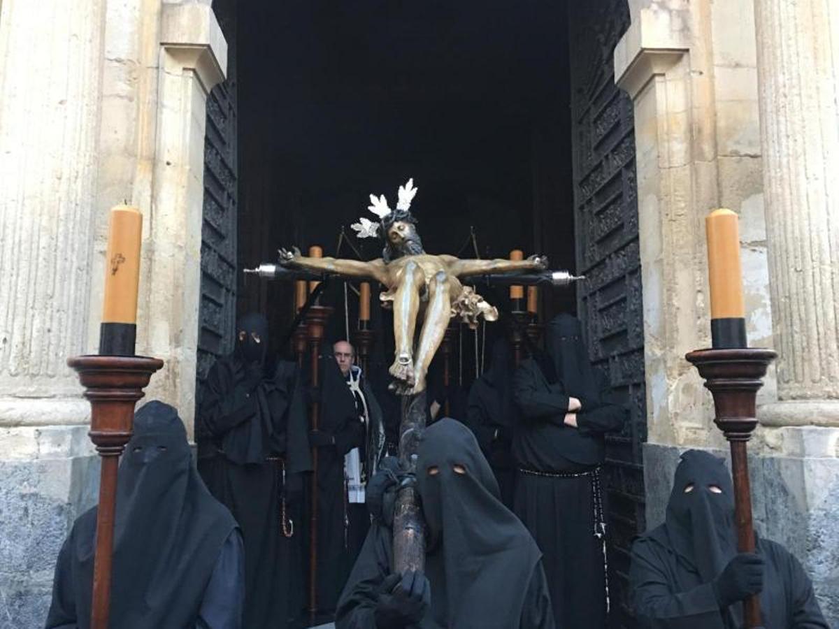 Lunes Santo primaveral para albergar una simbiosis de marchas y silencio