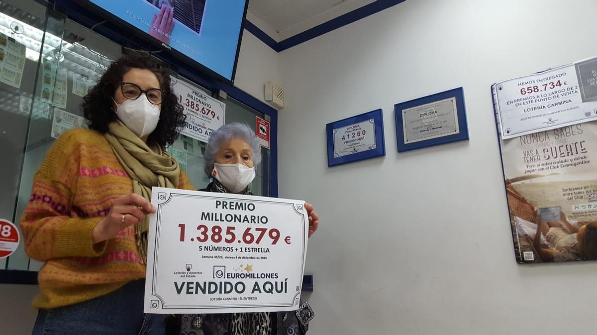 Charo Solano y Carmina Fernández muestran el cartel con el premio otorgado.