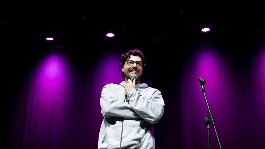 El cómico venezolano Nanutria estrena espectáculo en el Encuentro Mundial del Humorismo de A Coruña: "El humor varía más entre comediantes que entre nacionalidades"