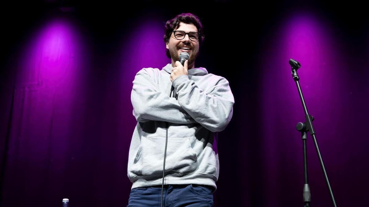 El cómico venezolano Nanutria estrena espectáculo en el Encuentro Mundial del Humorismo de A Coruña: "El humor varía más entre comediantes que entre nacionalidades"