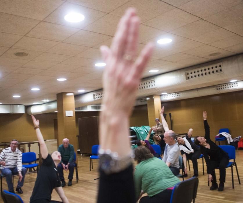Bailarines de la compañía neoyorquina de Mark Morris imparten una clase en Oviedo para mejorar el equilibrio y la flexibilidad de enfermos con temblores