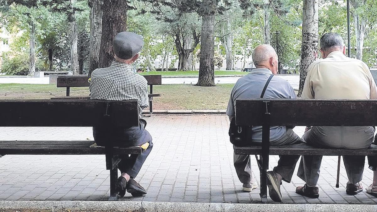 Un grupo de pensionistas descansa en varios bancos de un parque. La revalorización del 8,5% de las pensiones ha disparado la paga media en Castellón.
