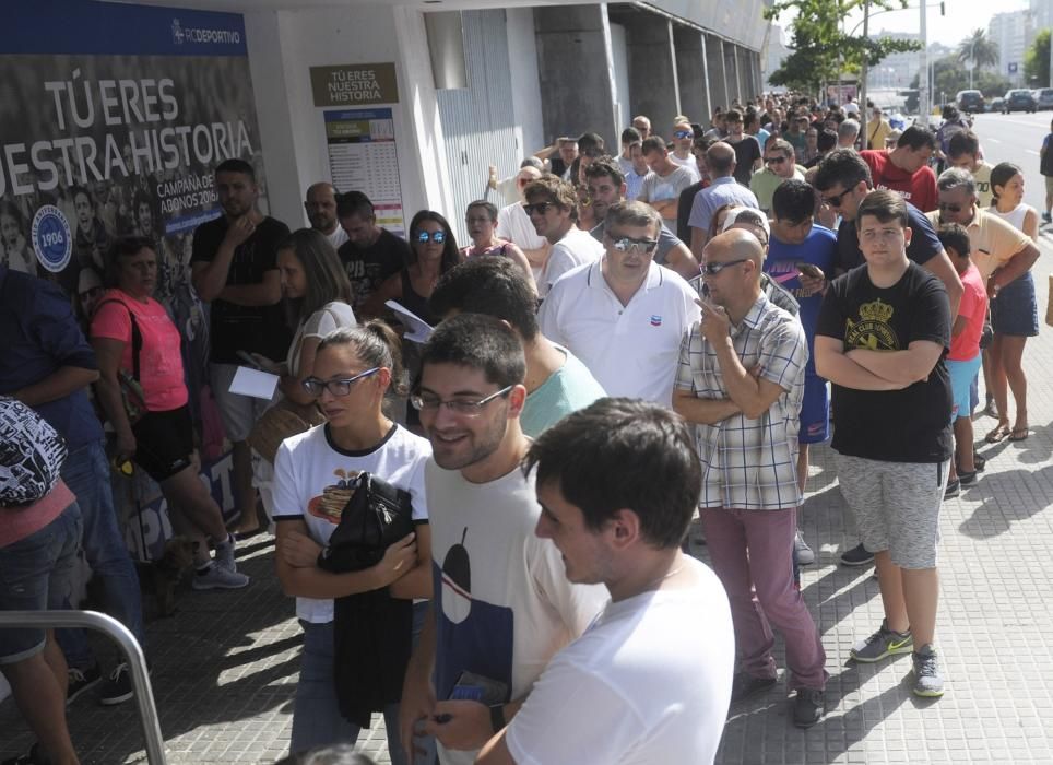 Colas en Riazor para renovar abonos del Deportivo