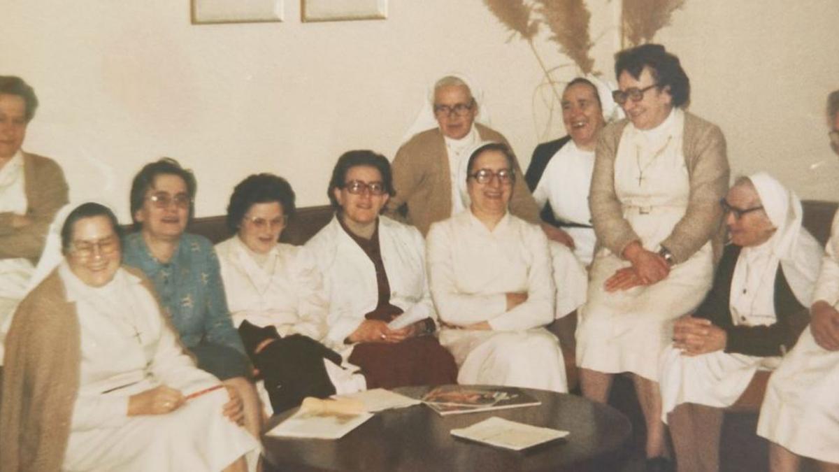 Reproducción de una reunión de religiosas en el geriátrico en los años 80.