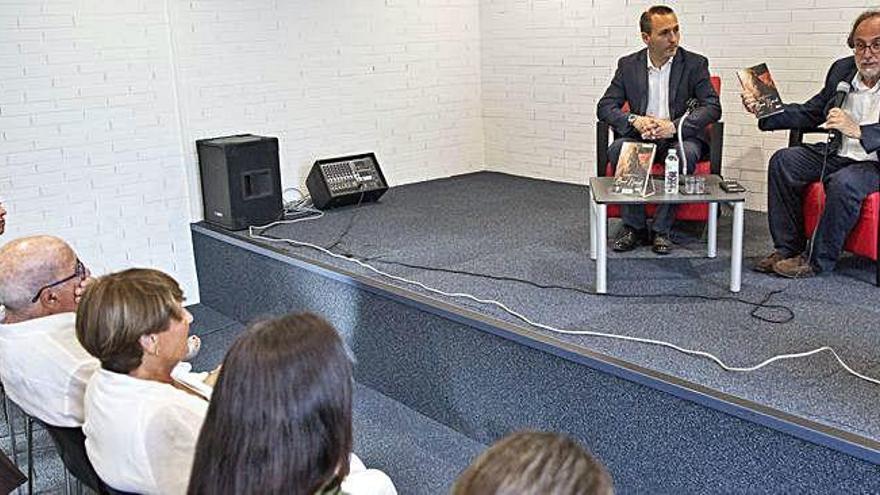 Narcís Serra, a l&#039;esquerra, i Carles McCragh, durant la presentació del llibre a la biblioteca de Figueres.