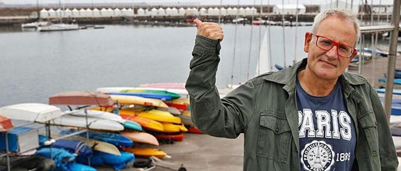 Ángel de la Calle, con los puestos de la “Semana negra”, al fondo, en el muelle de Gijón. | ÁNGEL GONZÁLEZ