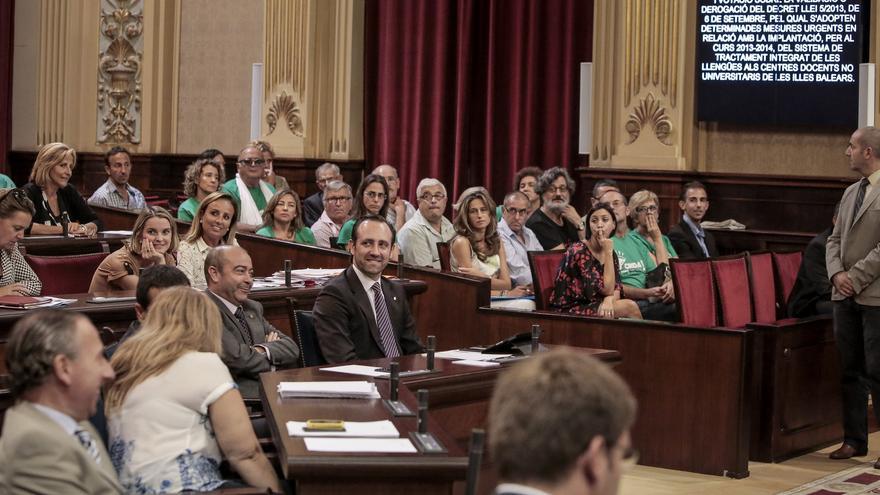 La izquierda repesca a Bauzá y azuza el miedo a recortes y ataques al catalán