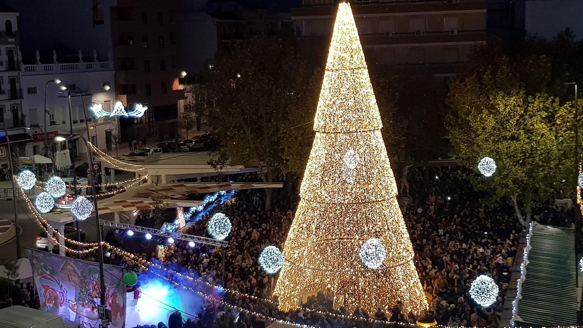 El gran cono de Navidad en Plaza de Extremadura