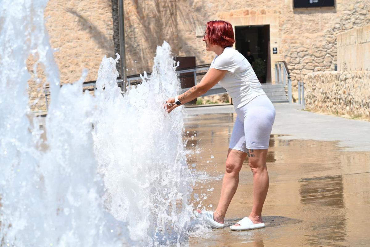 Las fuentes en Elche han sido un punto obligado para aliviar las altas temperaturas
