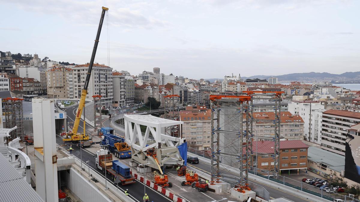 Obras de montaje del ascensor HALO sobre la última salida de la AP-9 hacia Vigo.