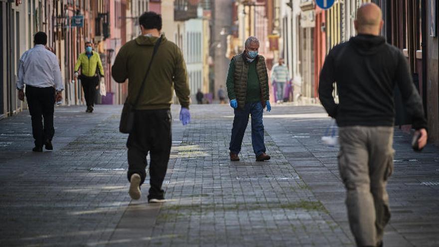 Un grupo de ciudadanos transita por la calle Herradores.