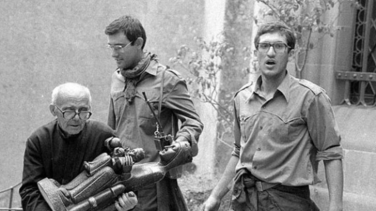 El monjo Ricard M. Sans traient la imatge de la Moreneta de la Cova, el 18 d'agost de 1986