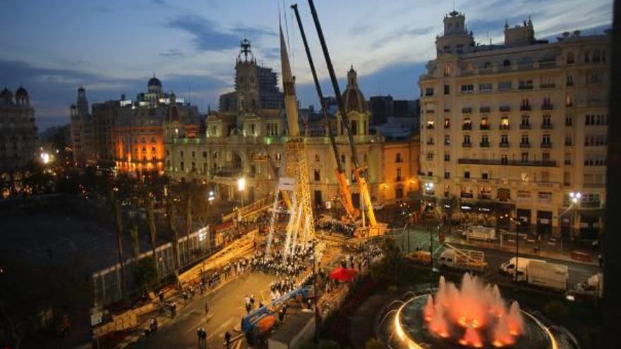 El monumento levantado ya en el centro de la Plaza del Ayuntamiento.