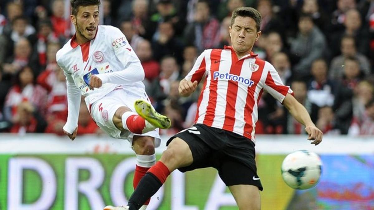 Herrera (derecha), en un partido de este año contra el Sevilla.