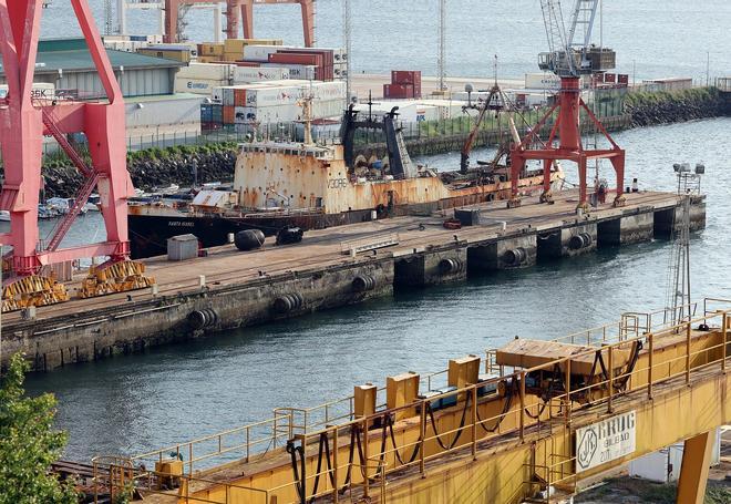 Chatarra a flote: el estado lamentable del arrastrero de Belice amarrado en Vigo