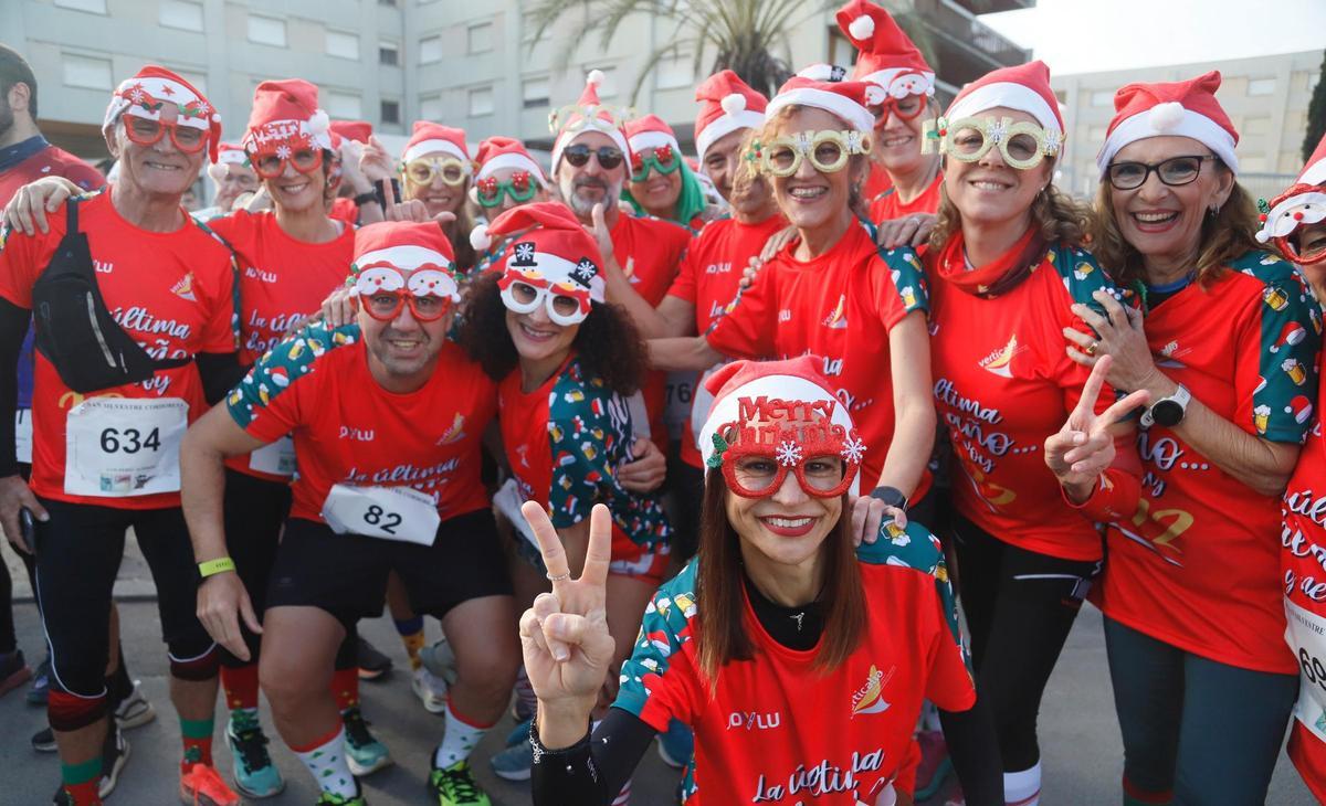 Atletas disfrazados, antes de iniciar la San Silvestre Cordobesa del 2022.