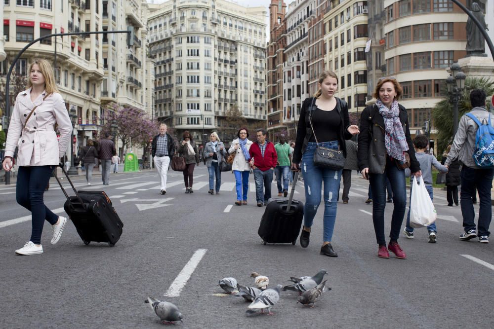 La plaza del Ayuntamiento, también llena en Semana Santa